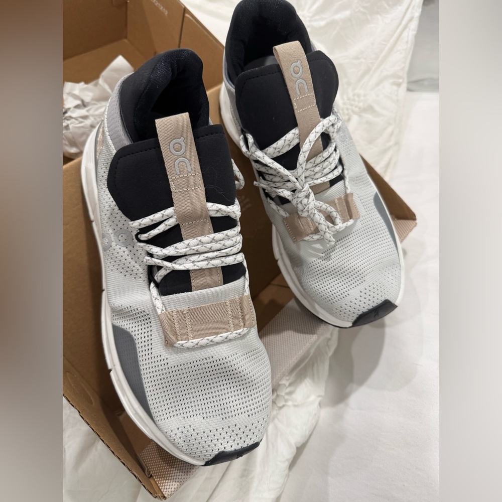 On Running Men's Shoes - Black, White, Tan
